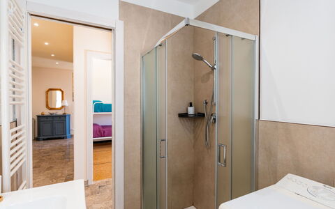 Orizzonte Blu Alassio: Pavimentazione, Idraulico Fixture, Interior Design, Parete, Pavimento, Bagno, Idraulico, Illuminazione, Rubinetto, Porta
