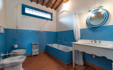 Agriturismo le Due Querce: Pavimentazione, Idraulico Fixture, Interior Design, Pavimento, Soffitto, Lavandino Del Bagno, Bagno, Rubinetto, Lavello, Illuminazione