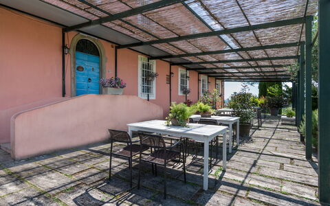Agriturismo le Due Querce: Shade, Sedia, Struttura Esterna, Vaso Di Fiori, Tavolo Esterno, Balcone, Pianta Della Casa, Cortile, Terrazza, Mobili Da Esterno