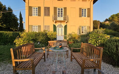 Villa Il Torrazzo, Vista Mare, Massarosa: Arbusto, Casa, Facciata, Casa, Giardino, Villetta, Estate, Porta, Groundcover, Agriturismo