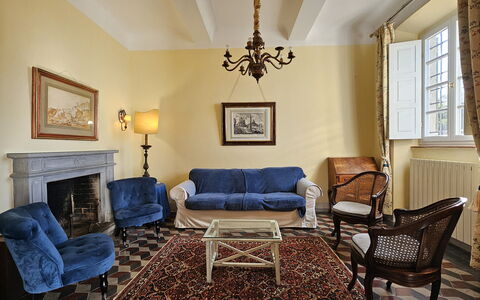 Villa Il Torrazzo, Vista Mare, Massarosa: Mobilia, Interior Design, Parete, Pavimentazione, Divano, Legna, Soggiorno, Camera, Pavimento, Cornice
