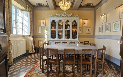 Villa Il Torrazzo, Vista Mare, Massarosa: Mobilia, Interior Design, Pavimentazione, Pavimento, Legna, Soffitto, Tavolo, Illuminazione, Sala Da Pranzo, Lampada