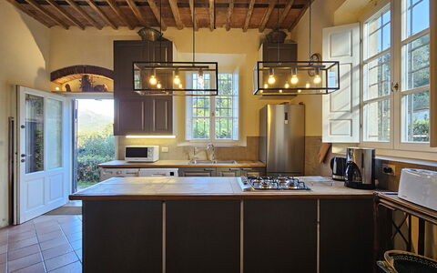 Villa Il Torrazzo, Vista Mare, Massarosa: Mobilia, Interior Design, Lampada, Legna, Pavimentazione, Soffitto, Cucina, Illuminazione, Controsoffitto, Casa