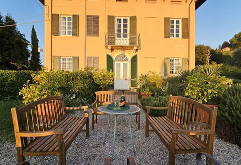 Villa Il Torrazzo, Vista Mare, Massarosa: Arbusto, Casa, Facciata, Casa, Giardino, Villetta, Estate, Porta, Groundcover, Agriturismo