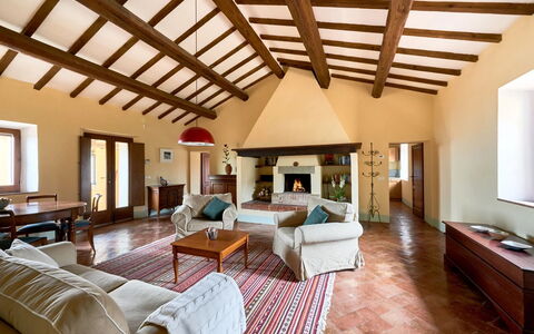 Podere i Prati: Mobilia, Interior Design, Pavimentazione, Pavimento, Parete, Soffitto, Legna, Camera, Divano, Soggiorno