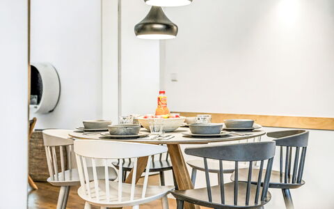 Nordsee: Mobilia, Legna, Interior Design, Pavimentazione, Cucina & Sala Da Pranzo Tavolo, Sedia, Sala Da Pranzo, Tavolo, Lampada, Soffitto
