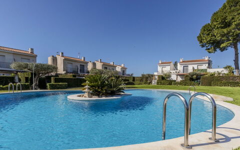 Ca la Flama: Estate, Ricorrere, Hacienda, Piscina, Dimora, Villa, Landscaping, Hedge, Eco Hotel