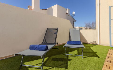 Ca la Flama: Mobilia, Appartamento, Mobili Da Esterno, Sedia, Shade, Balcone
