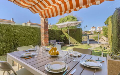 Ca la Flama: Mobilia, Mobili Da Esterno, Sedia, Tavolo, Tavolo Esterno, Cucina & Sala Da Pranzo Tavolo, Giardino, Shade, Backyard, Eco Hotel