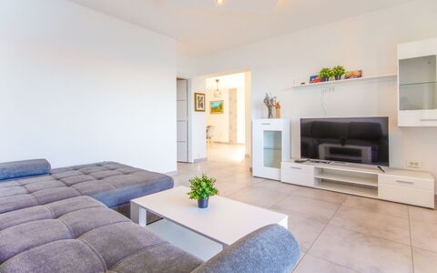 Senj 122: Mobilia, Interior Design, Pavimentazione, Divano, Pavimento, Soggiorno, Soffitto, Camera, Televisione, Tavolo