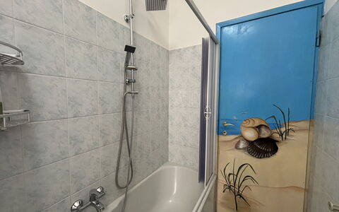 Casa Mimin, Vista Mare, Adults Only, Sanremo: Idraulico Fixture, Parete, Bagno, Pavimentazione, Pavimento, Interior Design, Idraulico, Rubinetto, Piastrella, Doccia
