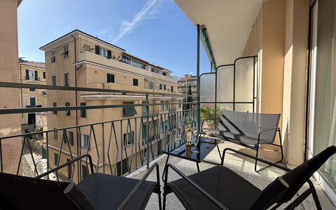 Casa Mimin, Vista Mare, Adults Only, Sanremo: Appartamento, Urban Design, Balcone, Condominio, Shade, Sedia, Corrimano, Alluminio