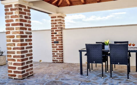Kristina: Arbusto, Casa, Casa, Estate, Dimora, Casa Storica, Villa, Raccordo
