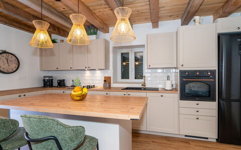 Nina: Mobilia, Interior Design, Controsoffitto, Cucina, Pavimentazione, Cabinetry, Lampada, Legna, Soffitto, Pavimento