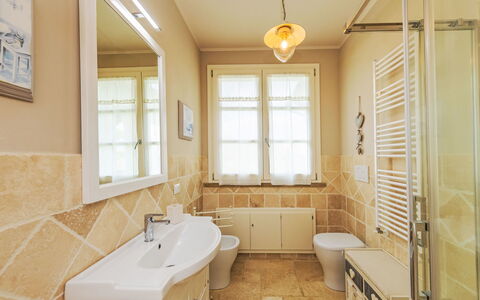 Villa Gli Olivi: Pavimentazione, Idraulico Fixture, Interior Design, Pavimento, Bagno, Soffitto, Idraulico, Illuminazione, Piastrella, Lavello