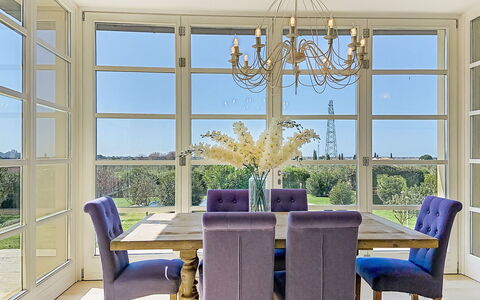 Villa Gli Olivi: Mobilia, Interior Design, Pavimentazione, Sedia, Sala Da Pranzo, Legna, Tavolo, Pavimento, Soffitto, Cucina & Sala Da Pranzo Tavolo