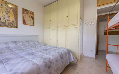 Atelier Vella: Letto, Camera Da Letto, Pavimento, Pavimentazione, Legna, Lenzuolo, Interior Design, Bedding, Mobilia, Camera