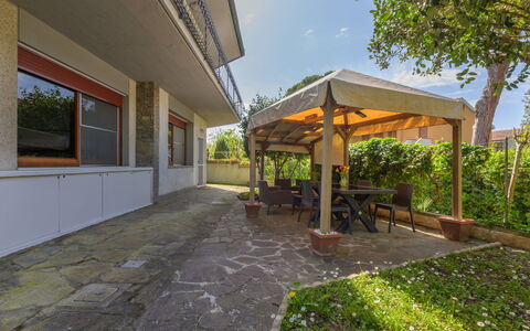 Atelier Vella: Shade, Giardino, Flagstone, Landscaping, Backyard, Cortile, Cortile, Hacienda, Struttura Esterna, Pianta Della Casa