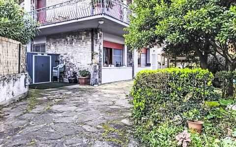 Atelier Vella: Zona Residenziale, Balcone, Sobborgo, Car Famiglia, Driveway, Parcheggio, Vettura Mid-Size, Auto Compatta, City Car