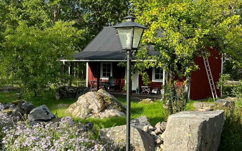Holmen: Arbusto, Villetta, Casa, Giardino, Tetto, Casa, Groundcover, Area Rurale, Primavera