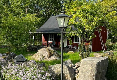 Holmen: Arbusto, Villetta, Casa, Giardino, Tetto, Casa, Groundcover, Area Rurale, Primavera