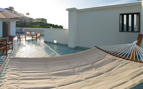 Villa Sam: Mobili Da Esterno, Shade, Balcone, Latifoglie, Struttura Esterna, Sedia, Deck, Eco Hotel, Pavimento In Legno
