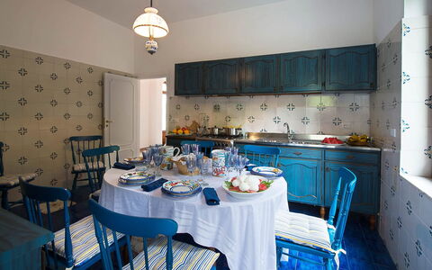 Villa Sam: Mobilia, Blu, Interior Design, Pavimentazione, Tavolo, Tessile, Sala Da Pranzo, Tovaglia, Illuminazione, Sedia