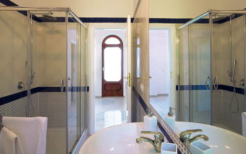Villa Sam: Interior Design, Pavimentazione, Pavimento, Idraulico Fixture, Illuminazione, Soffitto, Bagno, Rubinetto, Idraulico, Appartamento