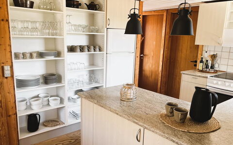 Monna - from the Sea: Cucina, Pavimentazione, Mobilia, Legna, Controsoffitto, Cabinetry, Interior Design, Elettrodomestico Da Cucina, Pavimento, Credenza