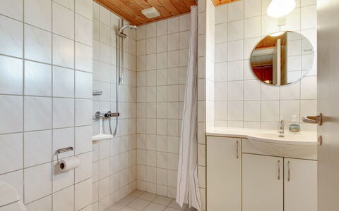 Monna - from the Sea: Lavandino Del Bagno, Bagno, Idraulico Fixture, Pavimentazione, Parete, Pavimento, Interior Design, Lavello, Legna, Gabinetto