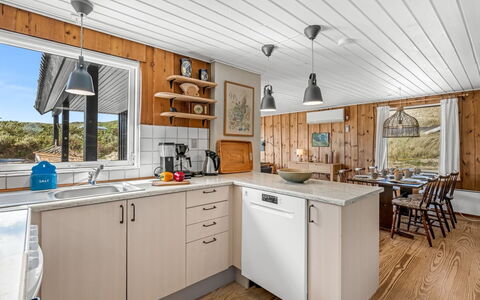 Monna - from the Sea: Cucina, Controsoffitto, Elettrodomestico Da Cucina, Apparecchio Major, Legna, Cabinetry, Mobilia, Interior Design, Pavimentazione, Soffitto