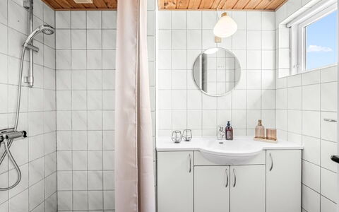 Monna - from the Sea: Idraulico Fixture, Lavello, Pavimentazione, Interior Design, Lavandino Del Bagno, Pavimento, Bagno, Rubinetto, Idraulico, Camera