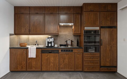 Sous-Le-Moulin: Legna, Cabinetry, Cucina, Pavimentazione, Apparecchio Major, Marrone, Elettrodomestico Da Cucina, Controsoffitto, Credenza, Cucina Stufa