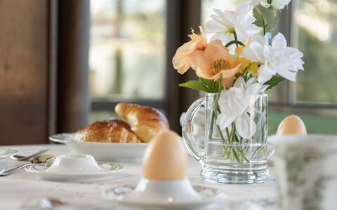 Sous-Le-Moulin: Tavola, Serveware, Tazza, Bicchieri, Tavolo, Dishware, Tagliare I Fiori, Porcellana, Mobilia, Cibo