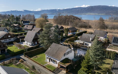 Sous-Le-Moulin: Zona Residenziale, Casa, Tetto, Paesaggio, Casa, Sobborgo, Insediamento Umano, Costiera E Morfologie Oceanic, Villaggio, Villetta