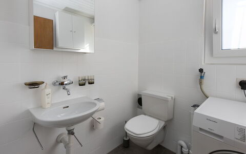 Sous-Le-Moulin: Toilet Seat, Lavandino Del Bagno, Bagno, Lavello, Idraulico Fixture, Gabinetto, Pavimentazione, Parete, Interior Design, Pavimento
