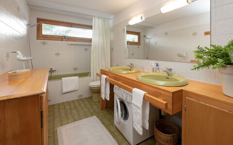 Veni, Vidi, Mansi: Interior Design, Lavandino Del Bagno, Idraulico Fixture, Pavimentazione, Mobilia, Legna, Lavello, Soffitto, Pavimento, Bagno