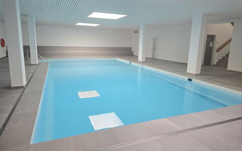 La Riva Mountain Apartment: Pavimentazione, Pavimento, Soffitto, Piscina, Interior Design, Materiale Composito, Ricorrere, Piastrella, Illuminazione Diurna