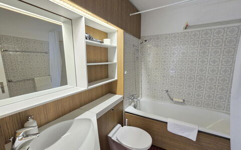 La Riva Mountain Apartment: Bagno, Lavandino Del Bagno, Idraulico Fixture, Interior Design, Parete, Lavello, Pavimentazione, Pavimento, Rubinetto, Vasca Da Bagno