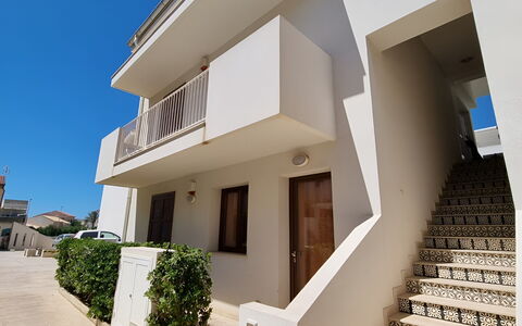 Borgo Vigata 3: Zona Residenziale, Casa, Appartamento, Balcone, Estate, Illuminazione Diurna, Gesso, Driveway, Villa