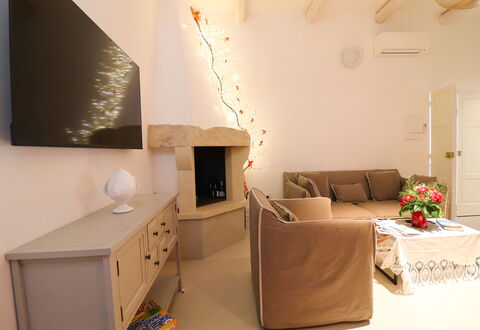 Bacchus Luxury Home: Mobilia, Interior Design, Parete, Divano, Legna, Pavimentazione, Camera, Pavimento, Soffitto, Soggiorno