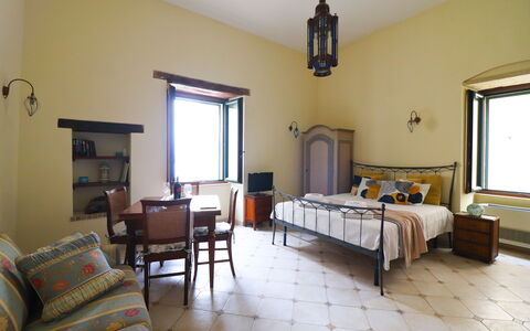 Scilla Centro Storico Otranto: Mobilia, Interior Design, Parete, Camera Da Letto, Letto, Pavimentazione, Pavimento, Soffitto, Camera, Illuminazione