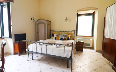 Scilla Centro Storico Otranto: Letto, Parete, Camera Da Letto, Mobilia, Interior Design, Pavimento, Pavimentazione, Lenzuolo, Bedding, Telaio Del Letto
