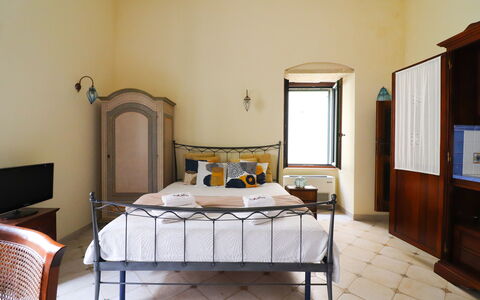 Scilla Centro Storico Otranto: Mobilia, Letto, Camera Da Letto, Parete, Interior Design, Lenzuolo, Legna, Bedding, Pavimento, Pavimentazione
