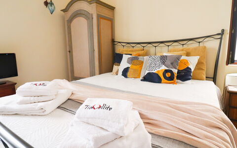 Scilla Centro Storico Otranto: Letto, Mobilia, Camera Da Letto, Bedding, Lenzuolo, Interior Design, Biancheria, Camera, Tessile, Telaio Del Letto