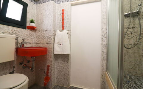 Scilla Centro Storico Otranto: Bagno, Toilet Seat, Idraulico Fixture, Parete, Gabinetto, Lavandino Del Bagno, Interior Design, Lavello, Pavimento, Idraulico