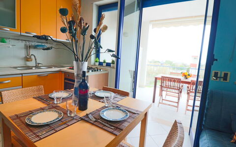 Circe Sea View: Pavimentazione, Interior Design, Mobilia, Pavimento, Appartamento, Sedia, Color Legno, Cucina & Sala Da Pranzo Tavolo, Pianta Della Casa, Sala Da Pranzo