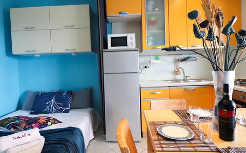 Circe Sea View: Mobilia, Camera, Interior Design, Appartamento, Sedia, Apparecchio Major, Tenda, Cucina, Elettrodomestico, Cabinetry