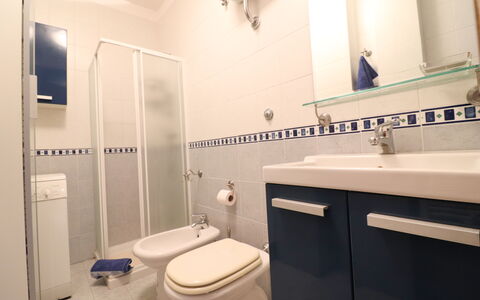 Circe Sea View: Idraulico Fixture, Pavimentazione, Lavandino Del Bagno, Pavimento, Bagno, Lavello, Interior Design, Toilet Seat, Rubinetto, Gabinetto