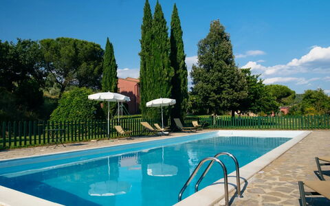 Agriturismo le Case Rosse di Montebuono: Piscina, Mobili Da Esterno, Shade, Ricorrere, Eco Hotel, Giardino, Estate, Hacienda, Lettino, Landscaping